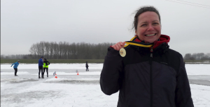 Annelies van Miert toont trots haar medaille